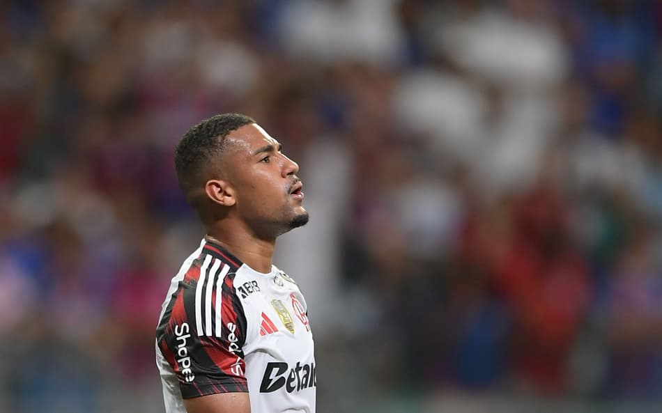 Samuel Lino em campo pelo Flamengo no Brasileirão (Foto: Jhony Pinho/AGIF)