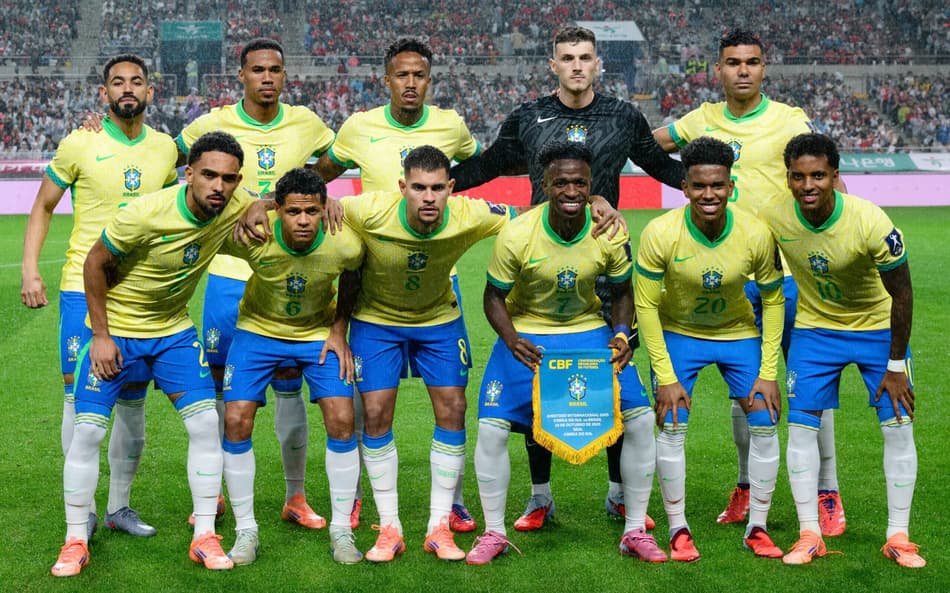 Seleção Brasileira antes do jogo com a Coreia do Sul (Foto: Anthony Wallace/ AFP)