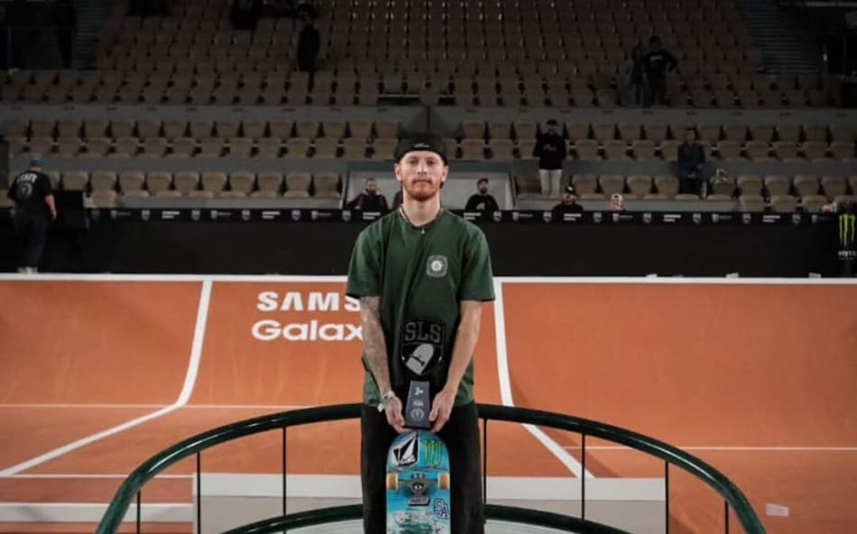 Franceses jogam copos na pista e brasileiro é prata na SLS de Paris