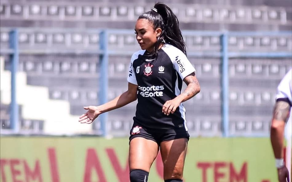 Thaís Regina, zagueira do Corinthians, conduz bola. (Foto: Rodrigo Gazzanel / Agência Corinthians)