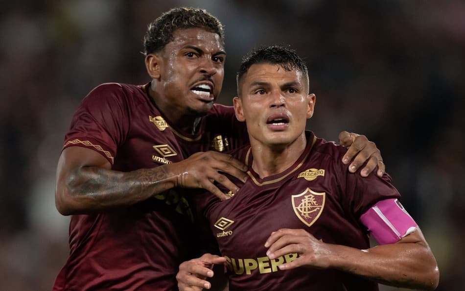 Thiago Silva comemora seu gol ao lado de John Kenendy, no jogo do Fluminense contra o Juventude no Maracanã