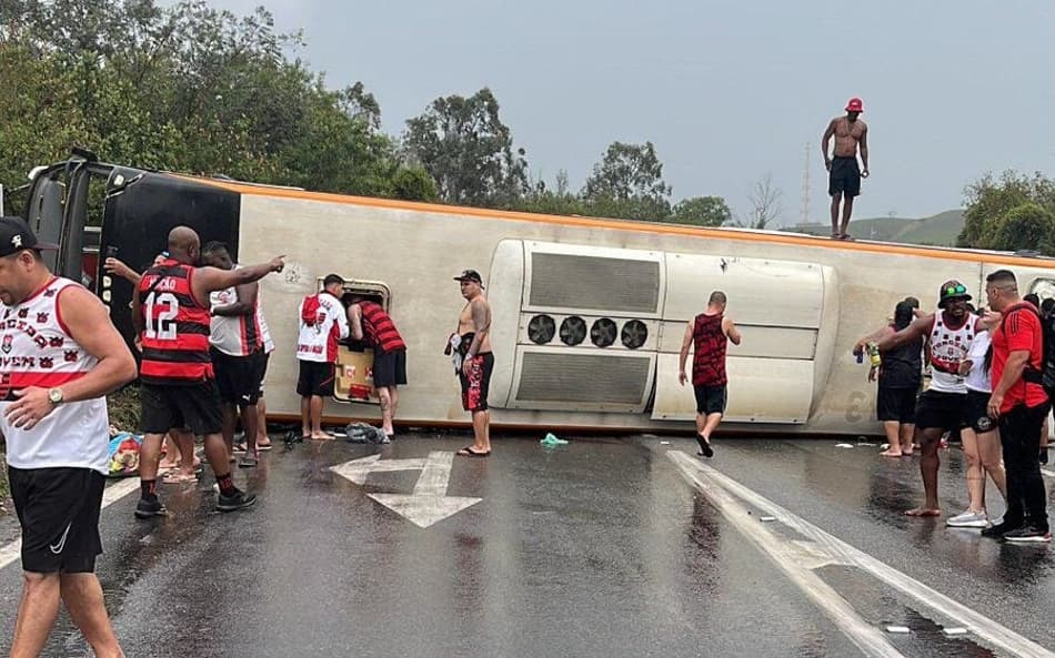 Ônibus que transportava torcedores do Flamengo para a Argentina capotou em Volta Redonda (Foto: Reprodução)