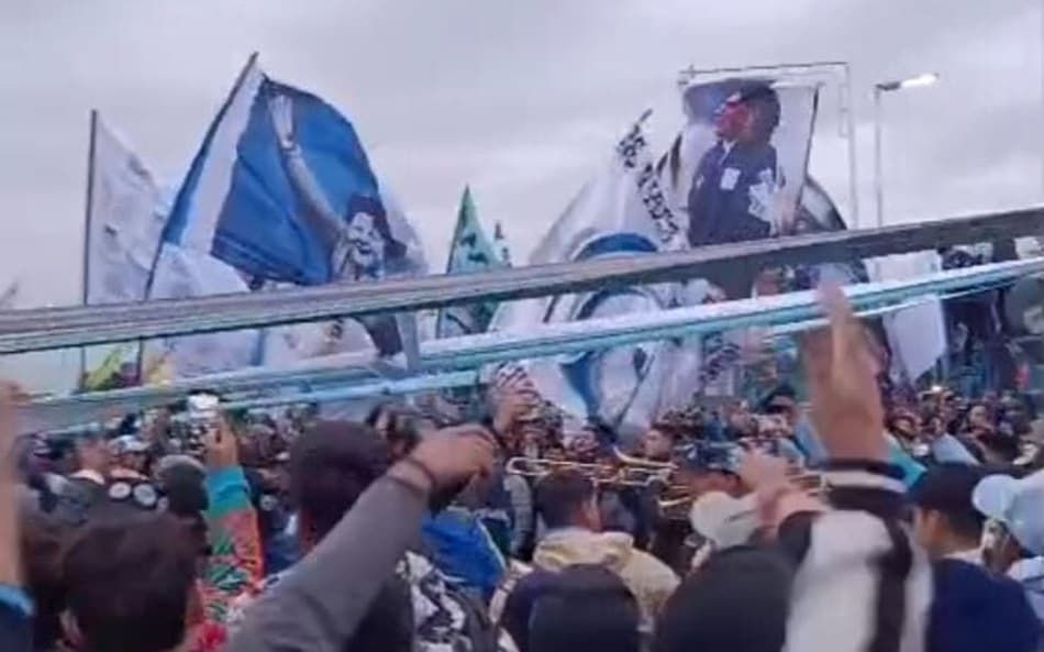 Torcida do Racing faz bandeiraço antes de jogo contra o Flamengo pela Libertadores
