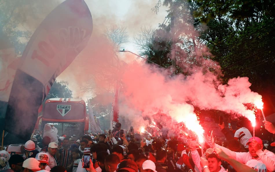 Torcida do São Paulo faz a festa antes do jogo contra a LDU no Morumbis pela Libertadores