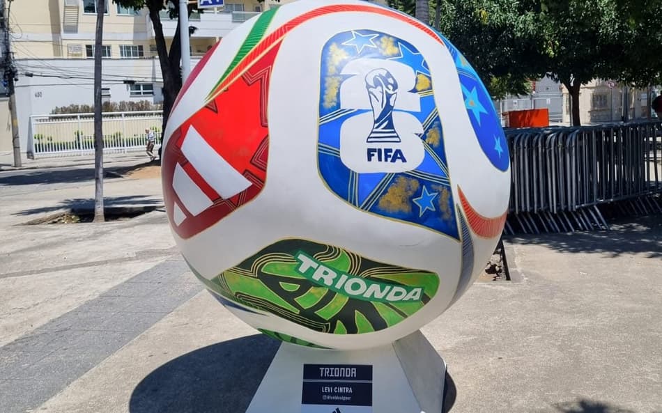 Trionda Pro, réplica gigante é exposta no Maracanã (Foto: Lucas Bayer)