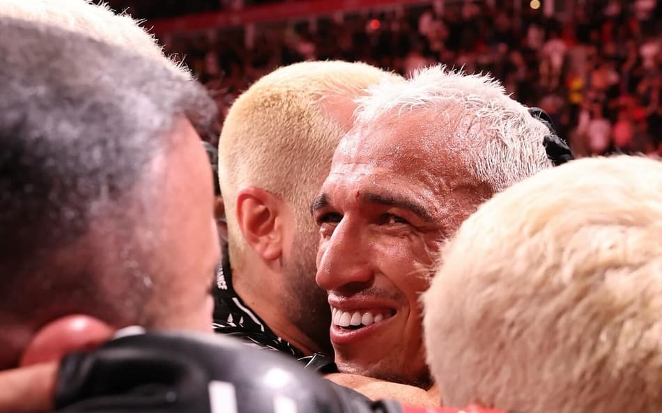 Do Bronx caiu nos braços do povo no UFC Rio (Foto: Reprodução Instagram UFC)