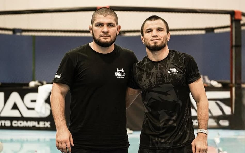 Umar e Khabib Nurmagomedov em academia (Foto: Reprodução/Instagram: @umar_nurmagomedov)