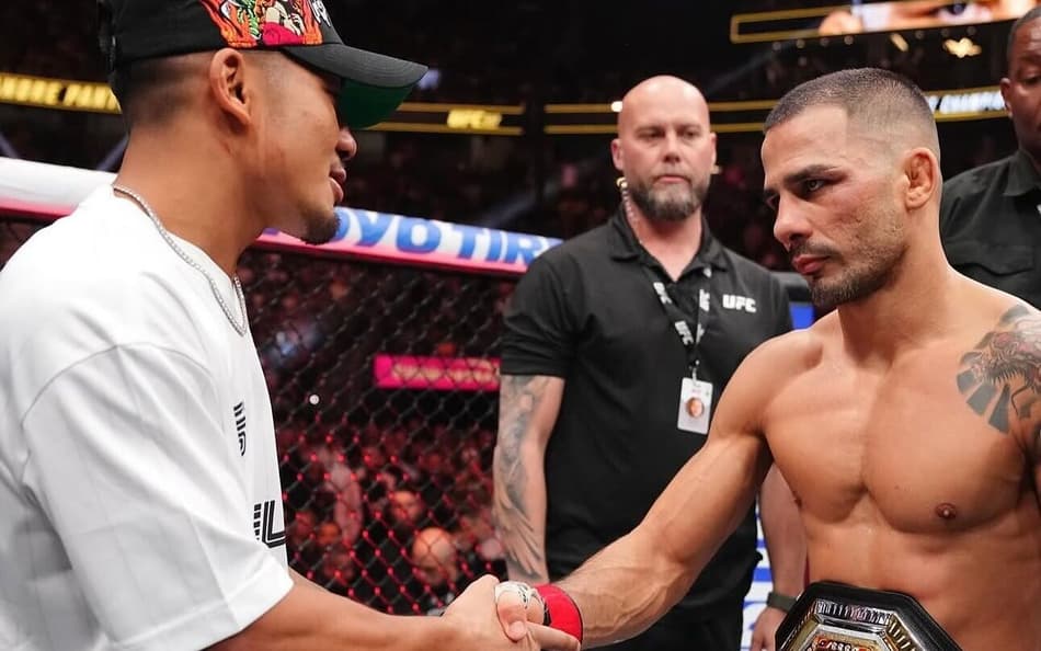 Joshua Van (esq) cumprimenta Pantoja (dir) no UFC (Foto: Reprodução/Instagram/Joshua Van)