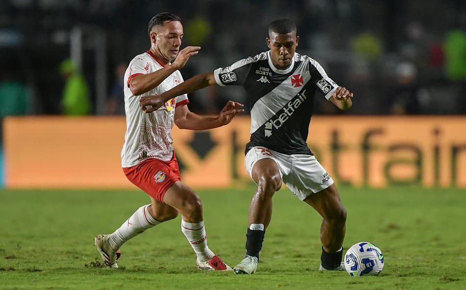 Rayan, jogador do Vasco, disputa lance com Fabinho, do Bragantino, durante partida pelo Brasileirão
