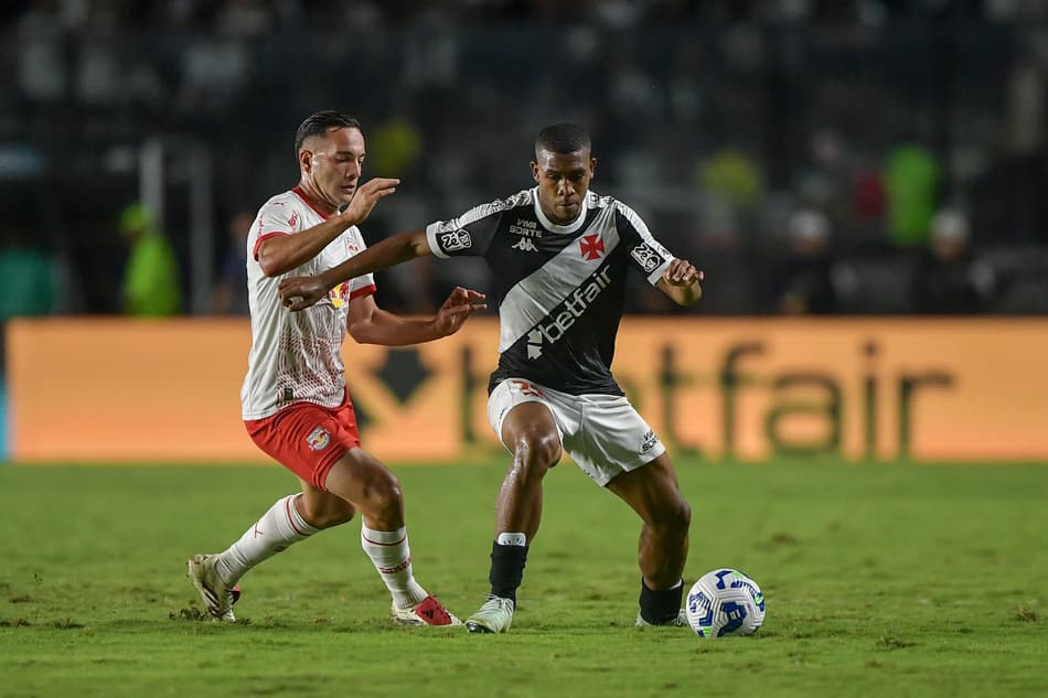 Rayan, jogador do Vasco, disputa lance com Fabinho, do Bragantino, durante partida pelo Brasileirão