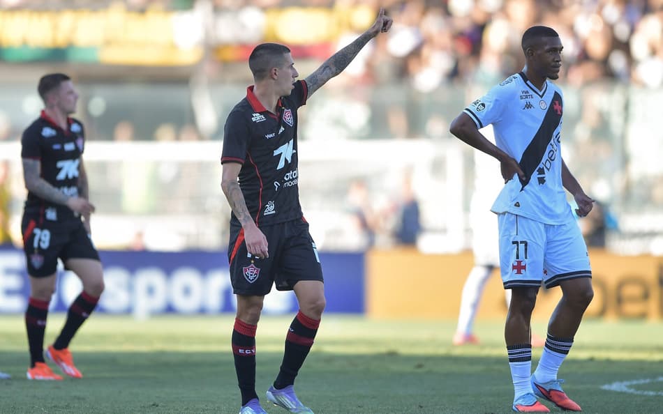 Vasco e Vitória estão se enfrentando pelo Brasileirão (Foto: Thiago Ribeiro/AGIF)