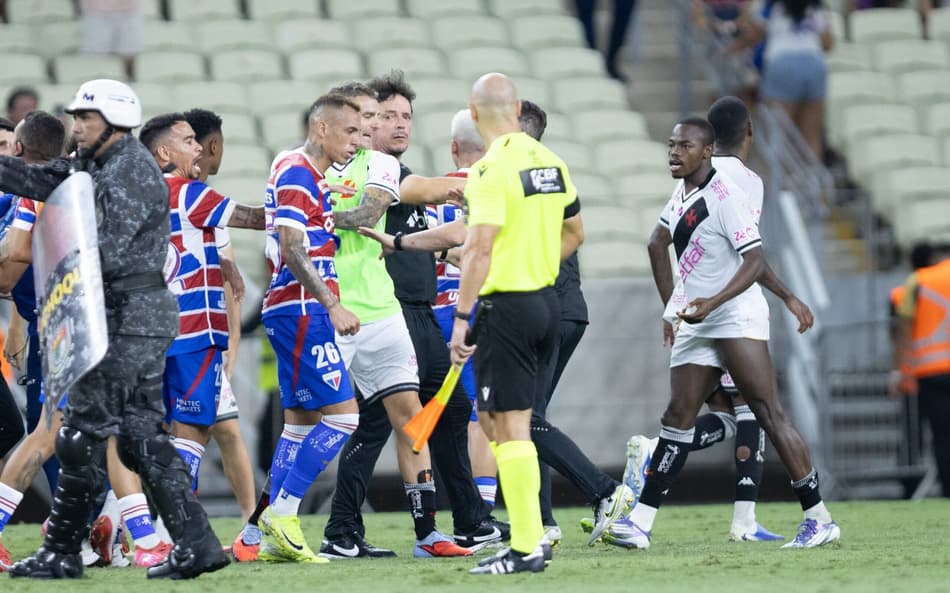 Confusão entre jogadores do Fortaleza e Vasco após o confronto pelo Brasileirão