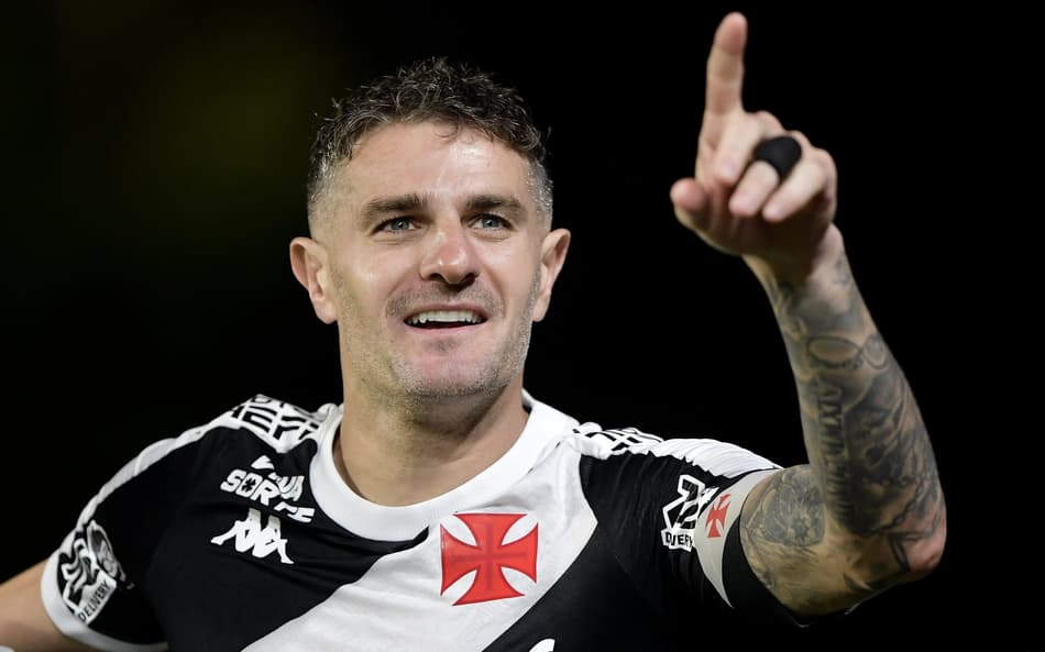 Vegetti comemora seu gol no jogo do Vasco contra o Fortaleza