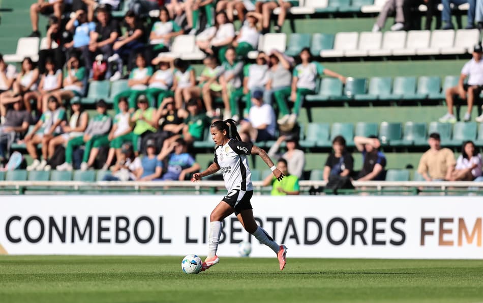 Vic Albuquerque em campo pelo Corinthians na Libertadores Feminina de 2025 (Foto: Staff Images Woman/Conmebol)