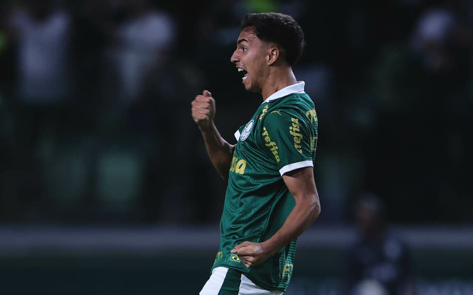 Vitor Reis em ação pelo Palmeiras (Foto: Ettore Chiereguini/AGIF)