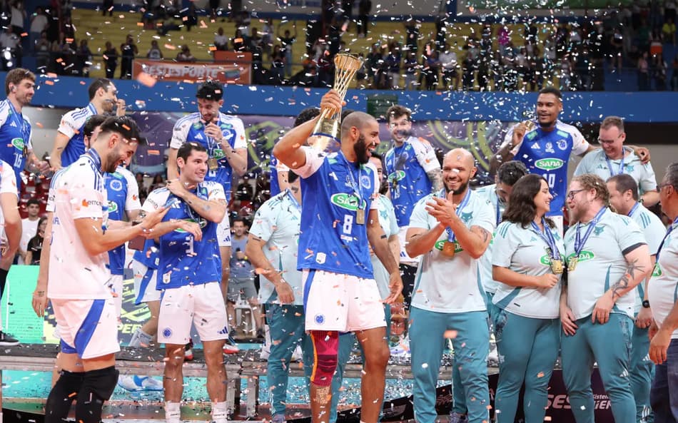 O capitão Wallace com o troféu da Supercopa de Vôlei