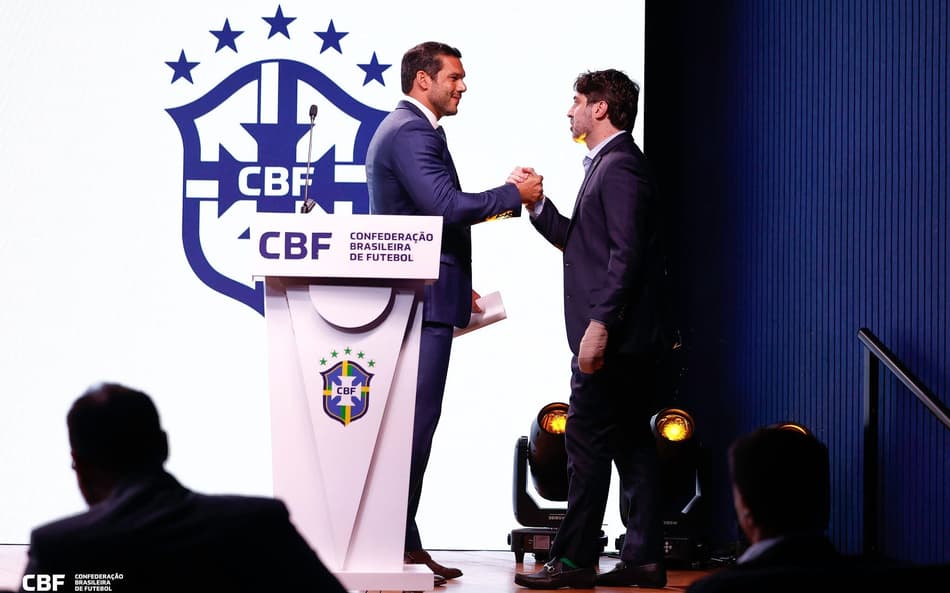 Samir Xaud e Julio Avellar durante anúncio do novo calendário do futebol brasileiro