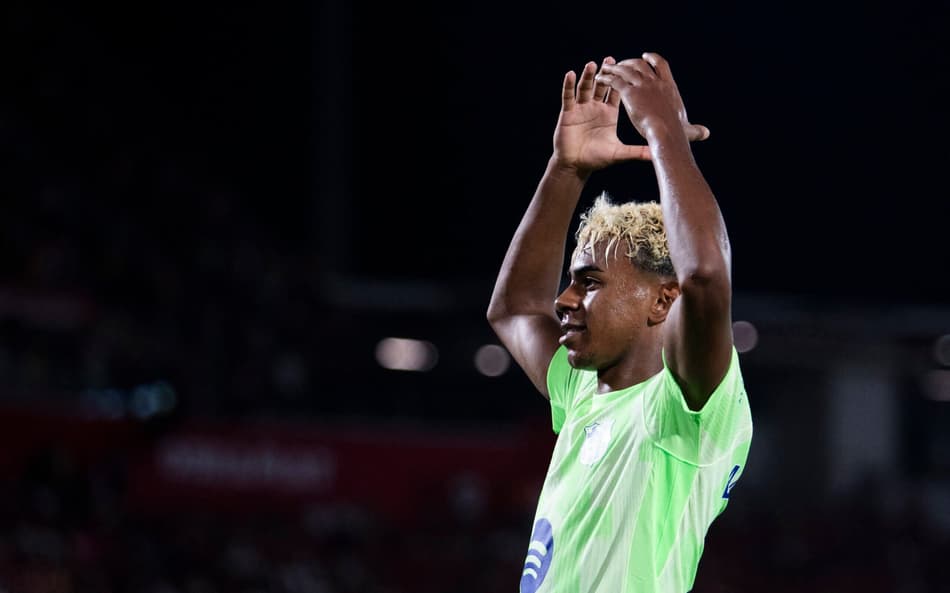 Lamine Yamal comemora gol pelo Barcelona (Foto: Jaime Reina/AFP)
