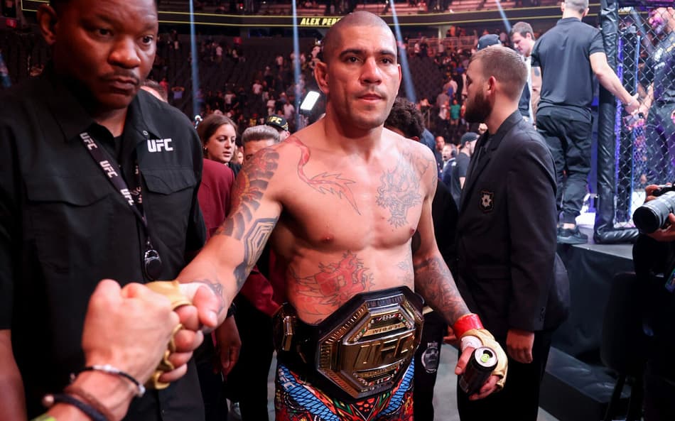 Alex Poatan busca retomar o título meio-pesado (Foto: Ian Maule/AFP)