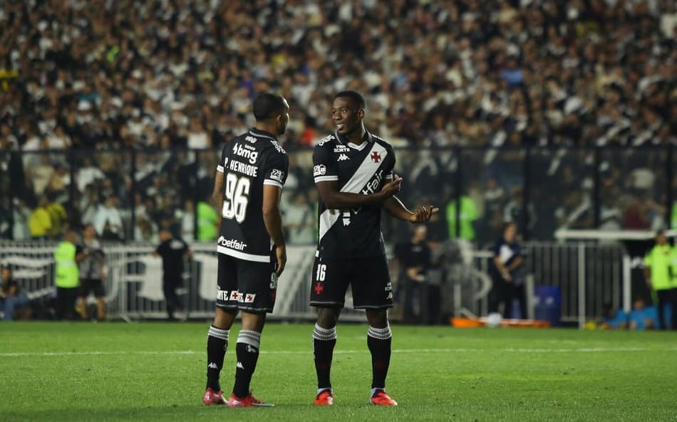 Cuesta e Paulo Henrique em Vasco x São Paulo (Foto: Filipe Reveles/Gazeta Press)