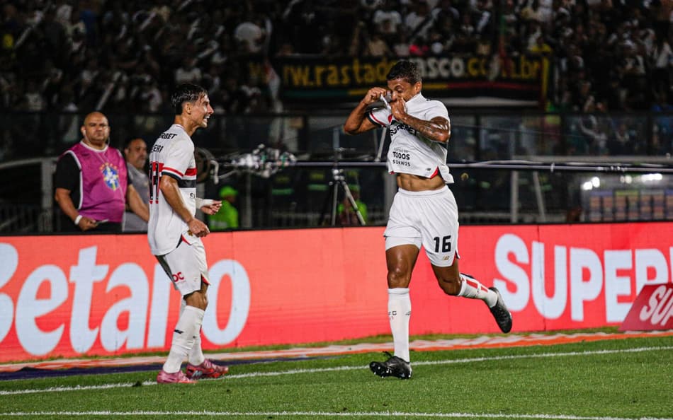 Luiz Gustavo comemora gol com a camisa do São Paulo