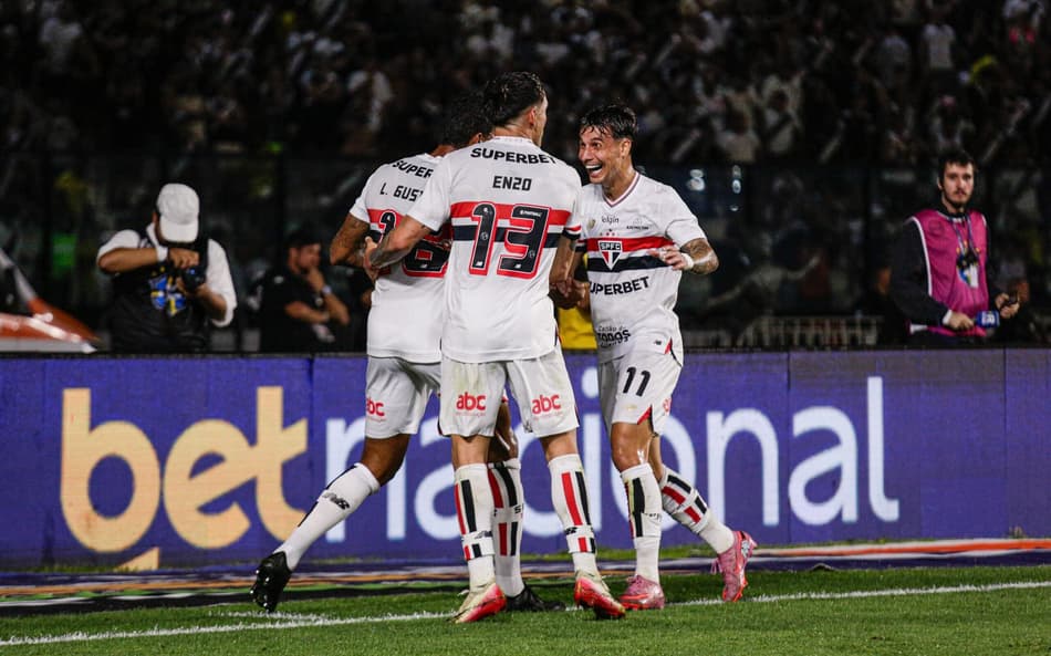 Luiz Gustavo comemora gol pelo São Paulo