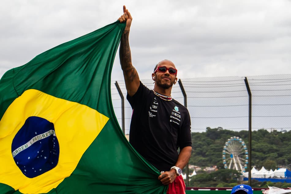 SAO PAULO, SP, 05.11.2023- CORRIDA FORMULA 1: Lewis Hamilton da Mercedes durante desfile dos pilotos para a corrida do Grande Premio Rolex de Sao Paulo de F1 na tarde deste domingo (05), no Autodromo de Interlagos. (Foto: Vinicius Nunes/Agencia F8/Gazeta Press)