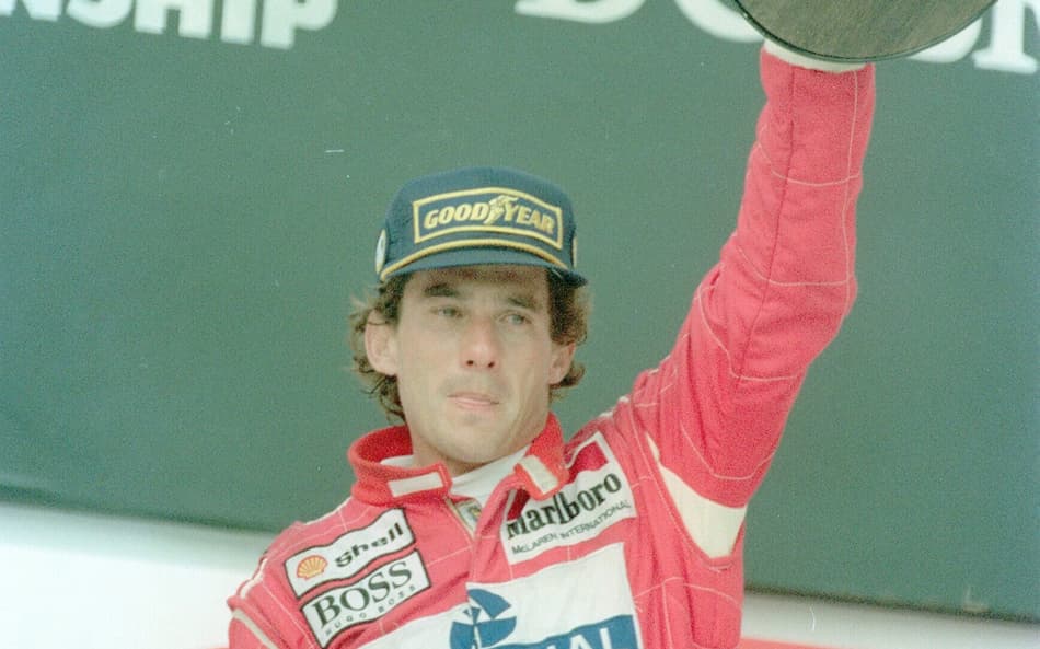 AUTOMOBILISMO - AYRTON SENNA - ESPORTES - ACERVO - Ayrton Senna(C), piloto da equipe Mclaren/Ford (bi-campeão da prova), levanta o troféu no pódio após durante a ceromônia de premiação do GP Brasil de Fórmula 1 de 1993 - Autódromo José Carlos Pace(Interlagos) - São Paulo - SP - Brasil - 28/03/1993 - Foto: Acervo/Gazeta Press