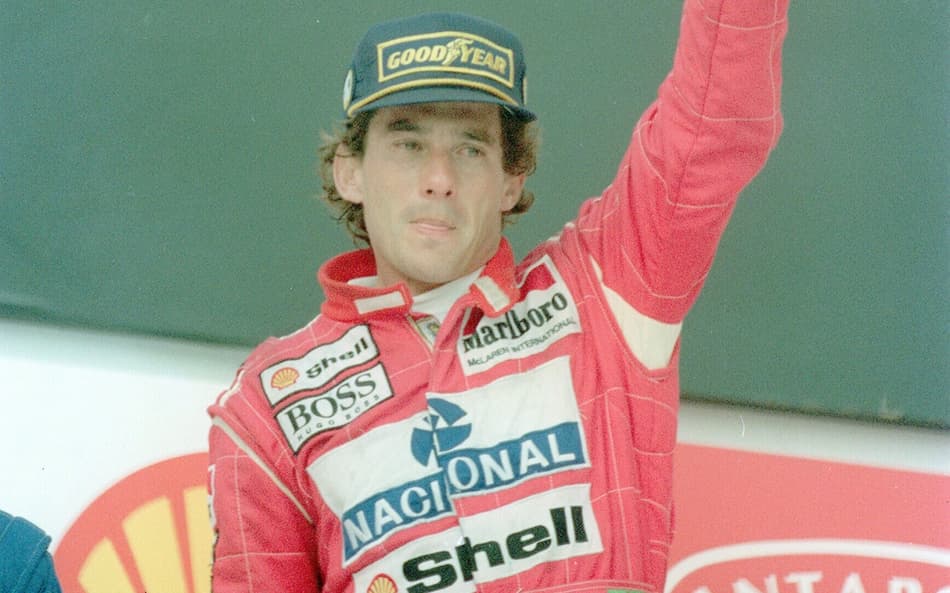 AUTOMOBILISMO - AYRTON SENNA - ESPORTES - ACERVO - Ayrton Senna(C), piloto da equipe Mclaren/Ford (bi-campeão da prova), levanta o troféu no pódio após durante a ceromônia de premiação do GP Brasil de Fórmula 1 de 1993 - Autódromo José Carlos Pace(Interlagos) - São Paulo - SP - Brasil - 28/03/1993 - Foto: Acervo/Gazeta Press