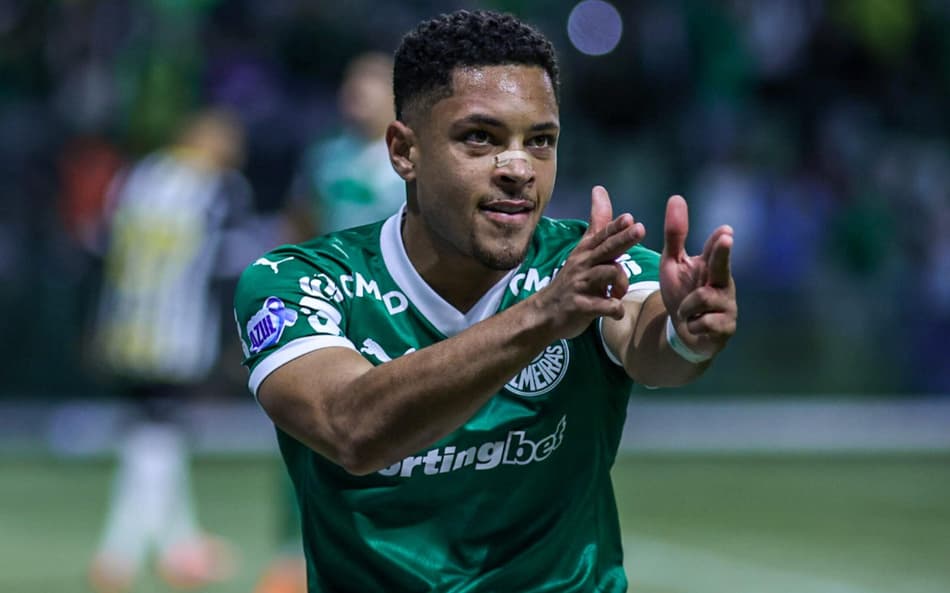 Vitor Roque comemora gol do Palmeiras diante do Santos. (Foto: Everton Okubo/Agência F8/Gazeta Press)