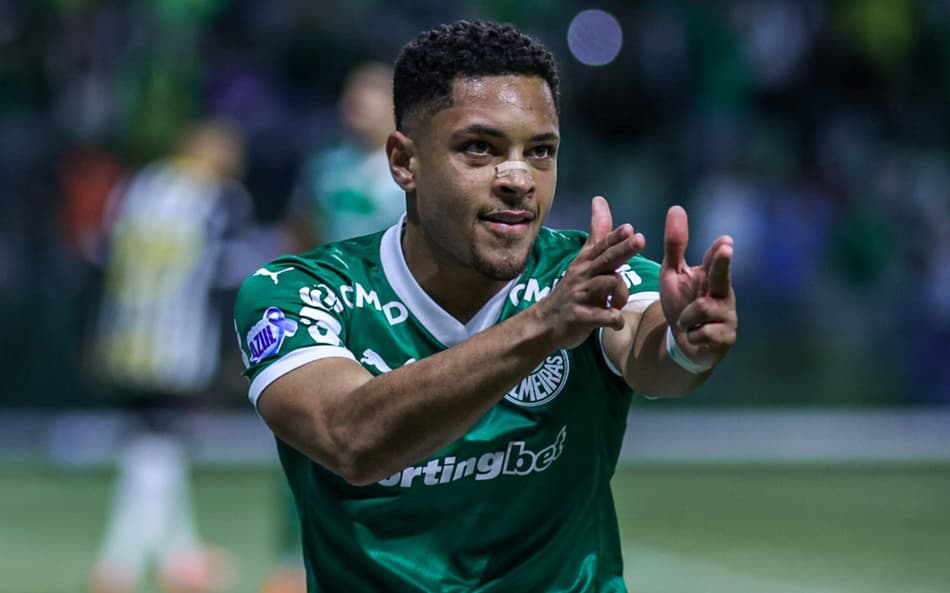 Vitor Roque comemora gol do Palmeiras diante do Santos. (Foto: Everton Okubo/Agência F8/Gazeta Press)