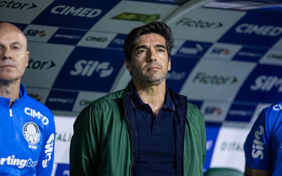 Abel Ferreira no duelo entre Palmeiras x Santos (Foto: JHONY INACIO/Agencia Enquadrar/Gazeta Press)