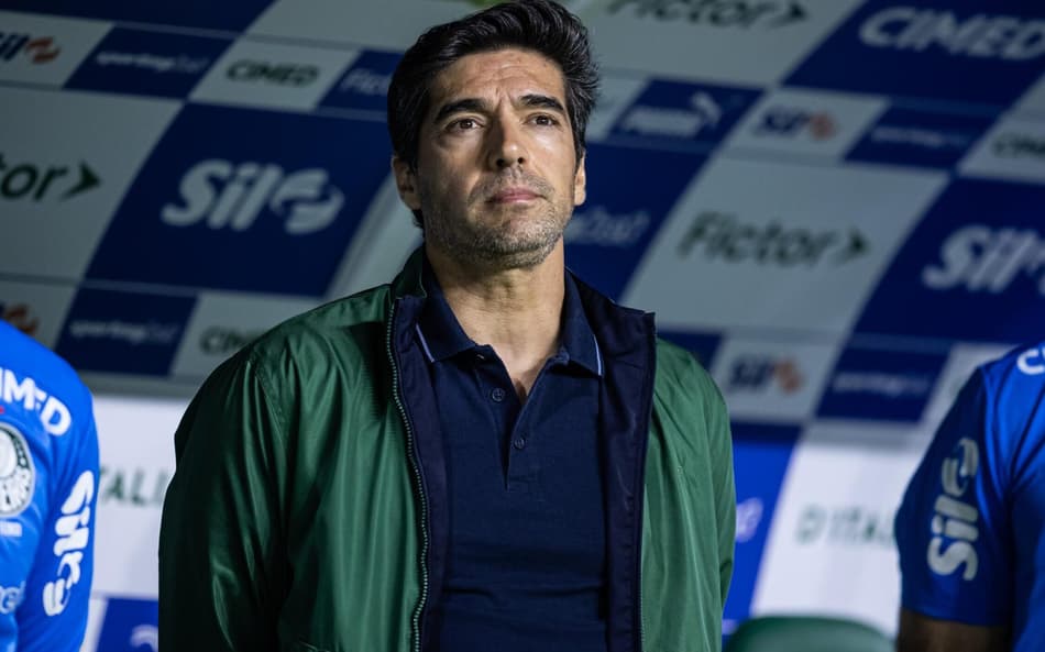 Abel Ferreira no duelo entre Palmeiras x Santos (Foto: JHONY INACIO/Agencia Enquadrar/Gazeta Press)