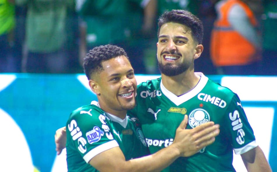 Vitor Roque e Flaco López em partida do Palmeiras contra o Santos. (Foto: Washington Pardal / Agência Enquadrar)