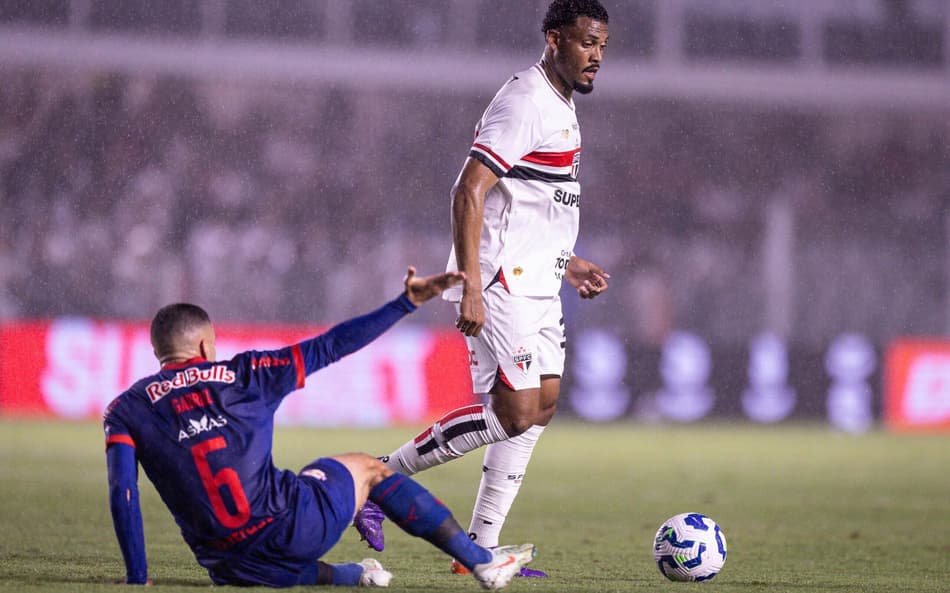 Sabino, zagueiro do São Paulo, em jogo contra o RB Bragantino, pelo Brasileirão