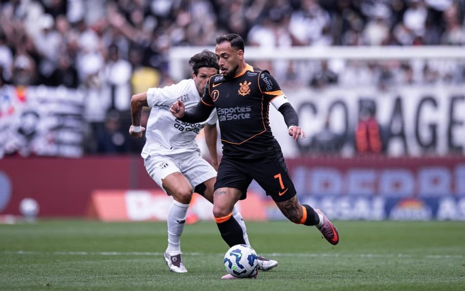 Maycon, meia do Corinthians, em jogo diante do Ceará, pelo Brasileirão