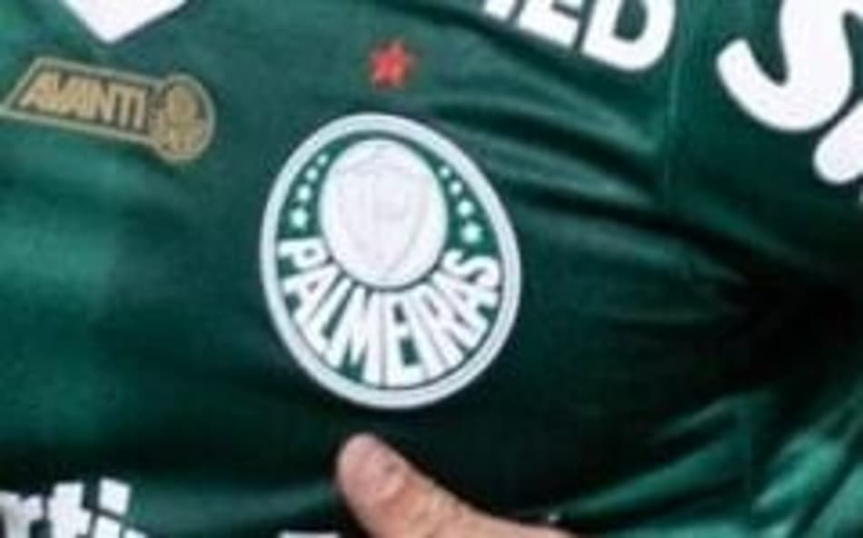 Vitor Roque, centroavante do Palmeiras, marcou um golaço de bicicleta