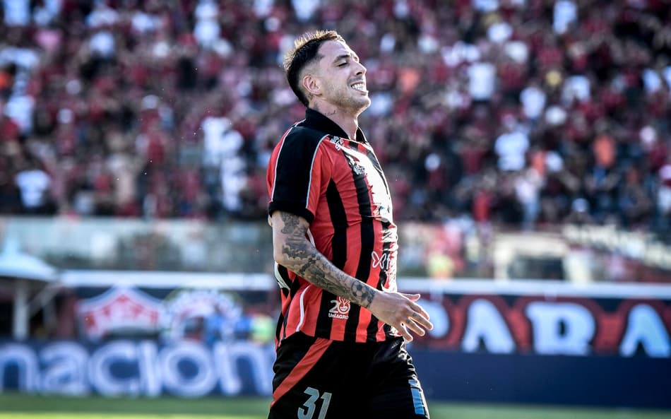 Renzo López lamenta chance perdida contra o Botafogo (Foto: Fillipe Alves/Agência F8/Gazeta Press)