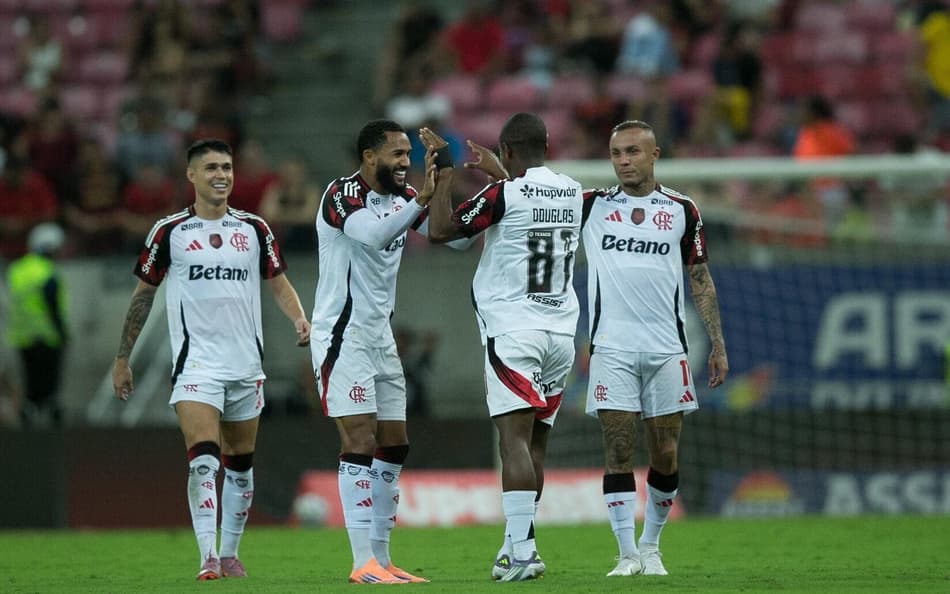 Jogadores do Flamengo comemoram goleada contra o Sport (Foto: Marlon Costa/Gazeta Press/ AGIF)