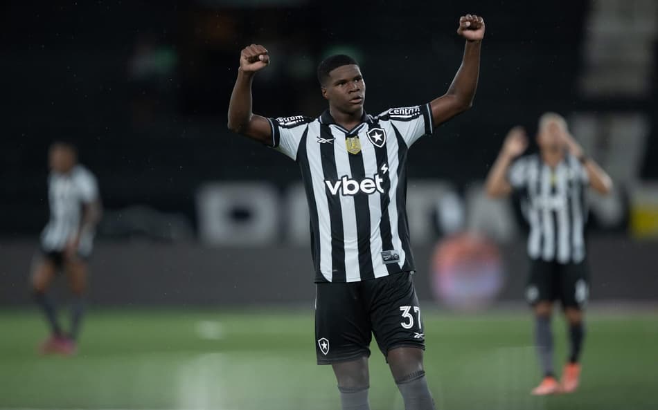 Kadir marcou dois gols na vitória do Botafogo (Foto: Jorge Rodrigues/ Agif/Gazeta Press)