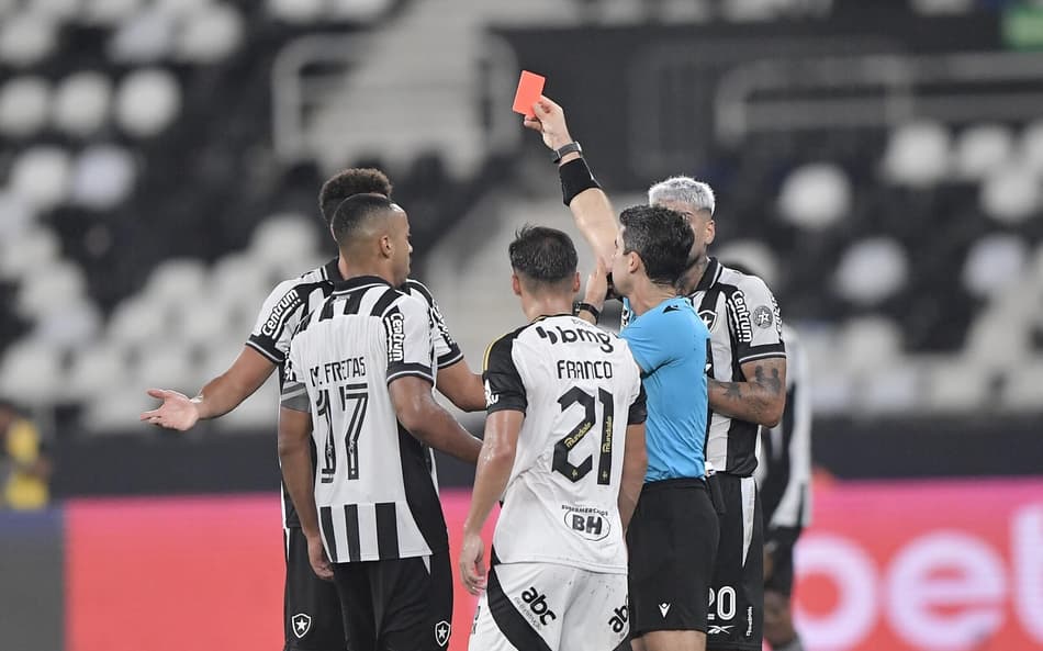 Chris Ramos foi expulso em jogo do Botafogo contra o Atlético-MG (Foto: Thiago Ribeiro/AGIF/GazetaPress)
