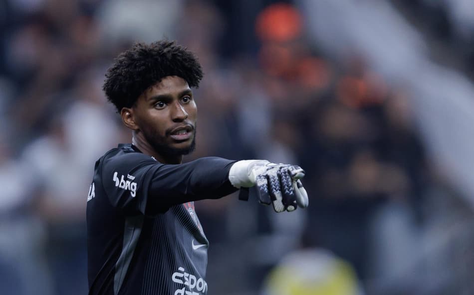 Hugo Souza deve desfalcar o Corinthians contra o Cruzeiro