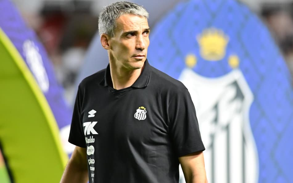 Juan Pablo Vojvoda busca a quarta vitória no comando do Santos. (Foto: Jota Erre/Agif/Gazeta Press)