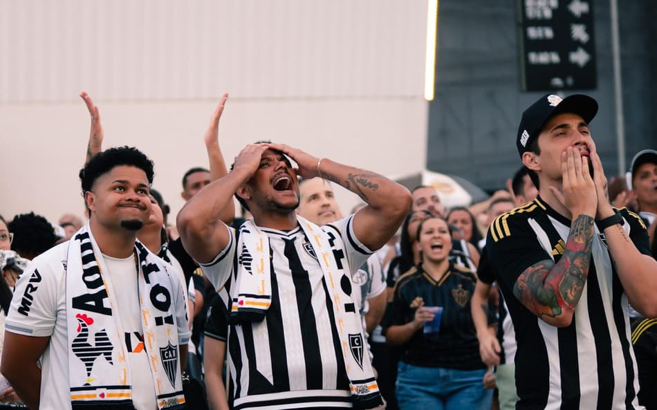 Torcida do Atlético-MG lamenta derrota do time nos pênaltis na final da Sul-Americana