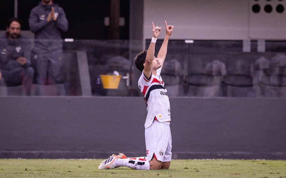Bobadilla marca o gol da vitória do São Paulo diante do Juventude, na Vila Belmiro. (Foto: Victor Froes/Agência F8/Gazeta Press)