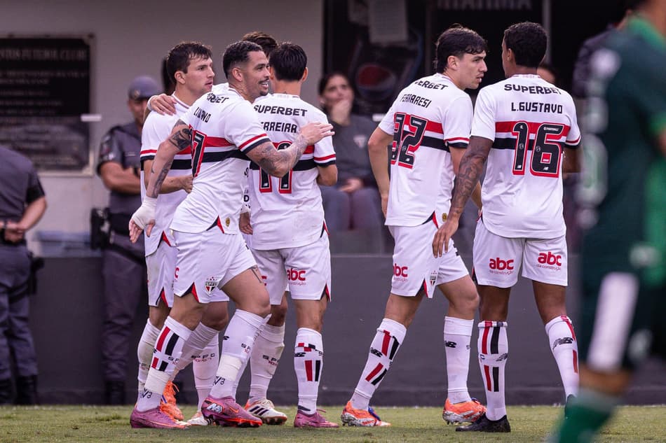 Elenco do São Paulo celebra gol na vitória diante do Juventude, na Vila Belmiro. (Foto: Victor Froes/Agência F8/Gazeta Press)