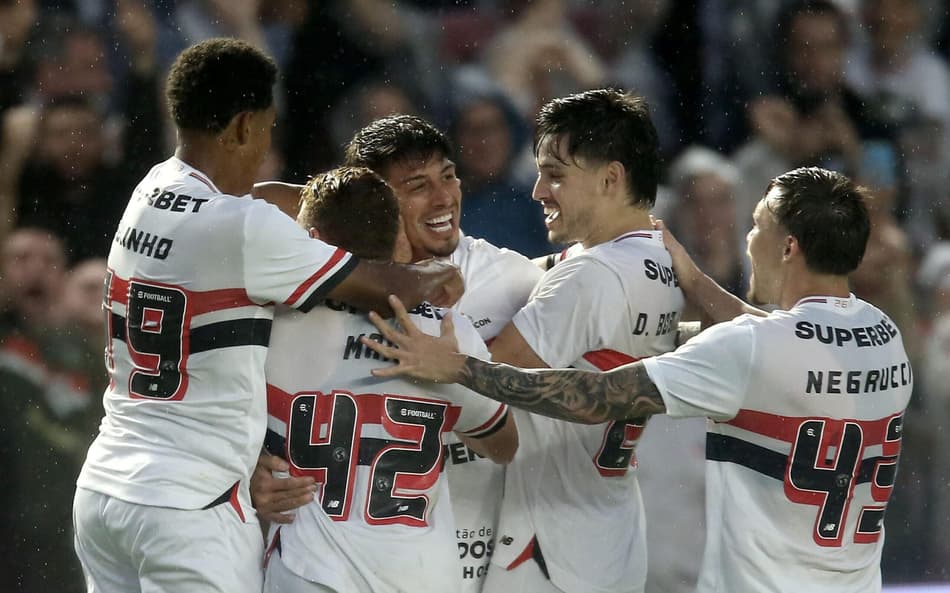 Jogadores do São Paulo comemoram gol diante do Juventude na Vila Belmiro. (Foto: Guilherme Dionizio/Código19/Gazeta Press)
