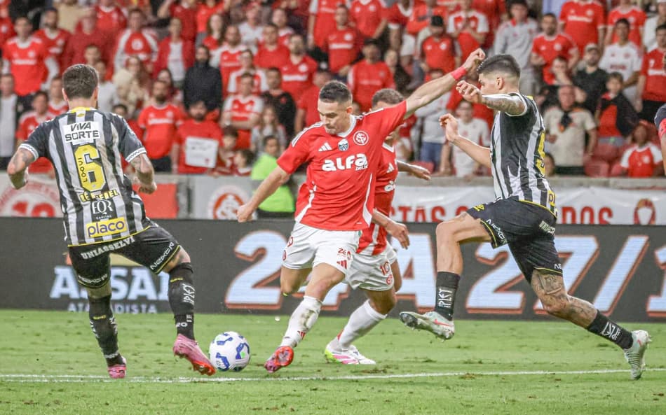 Finalização de Rafael Borré, atacante do Internacional