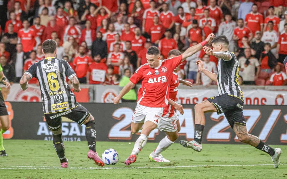 Finalização de Rafael Borré, atacante do Internacional