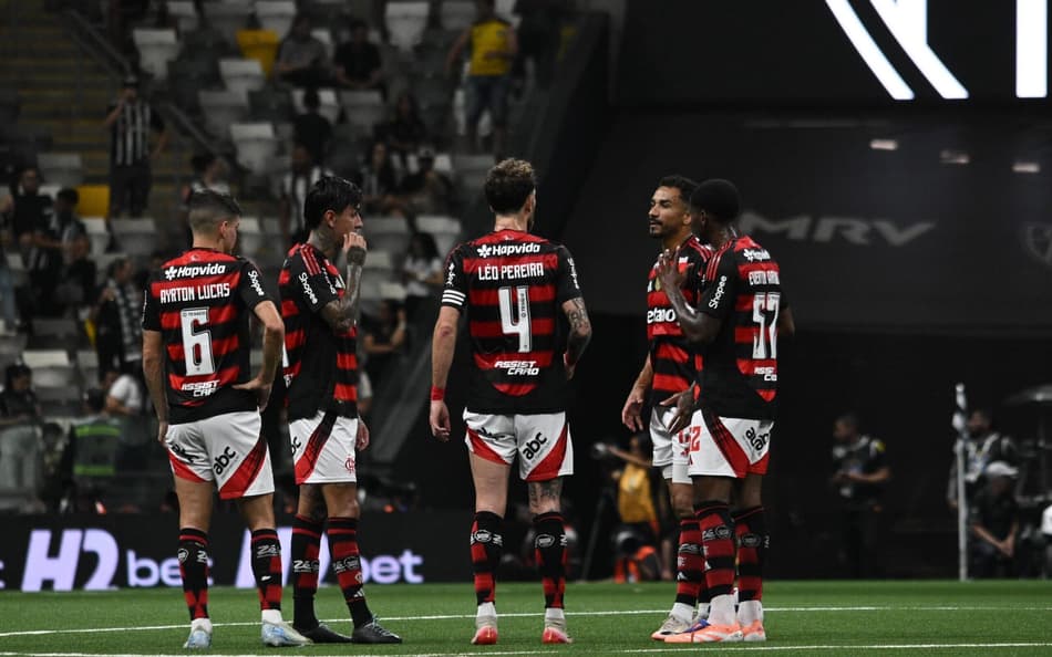 Jogadores do Flamengo no empate contra o Galo (Foto: Paulo Ti/Thenews2/Gazeta Press)